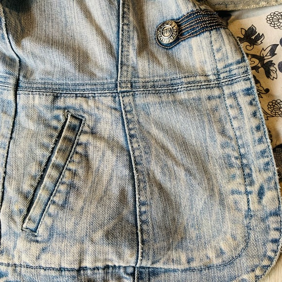 ❓GUESS❓ Jean Jacket *Limited Edition* - Picture 8 of 8